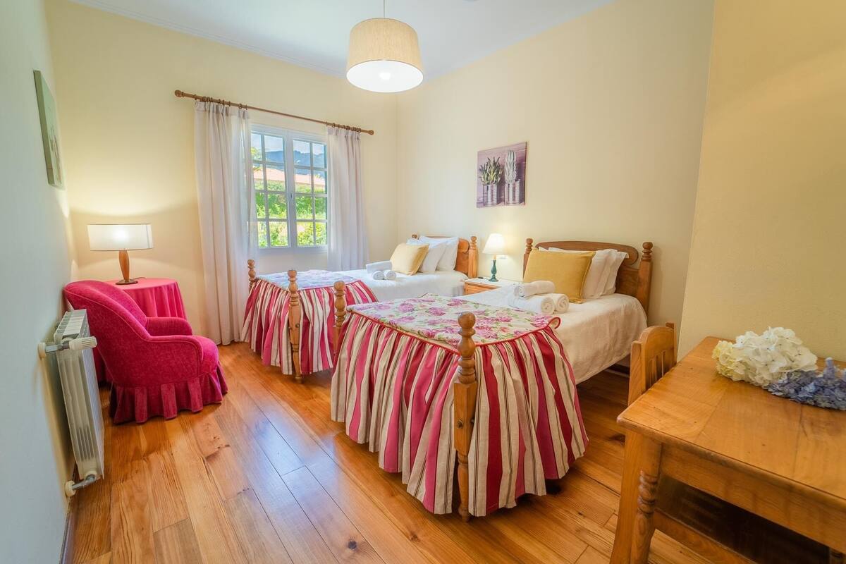 Habitación con 1 cama matrimonial o 2 individuales | Escritorio, cunas gratuitas, wifi gratis y ropa de cama