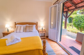 Tweepersoonskamer | Een bureau, gratis babybedden, gratis wifi, beddengoed