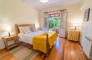 Tweepersoonskamer | Een bureau, gratis babybedden, gratis wifi, beddengoed