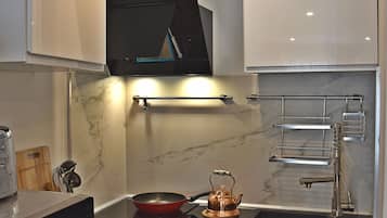 Departamento exclusivo (Vintage) | Cocina privada | Refrigerador con congelador, microondas, horno y parrilla de estufa