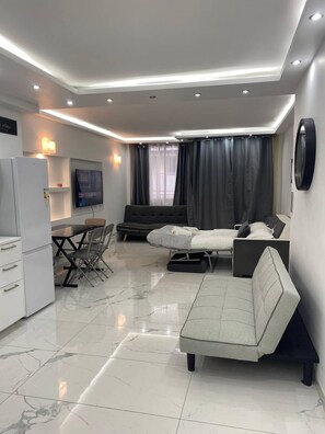 舒适公寓 | 起居区 | 55-英寸纯平电视（配备有线频道）、电视、Netflix