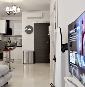 华丽公寓 (Romance) | 起居区 | 55-英寸纯平电视（配备有线频道）、电视、Netflix