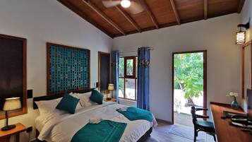 Habitación senior doble | Minibar, caja de seguridad en la habitación y escritorio