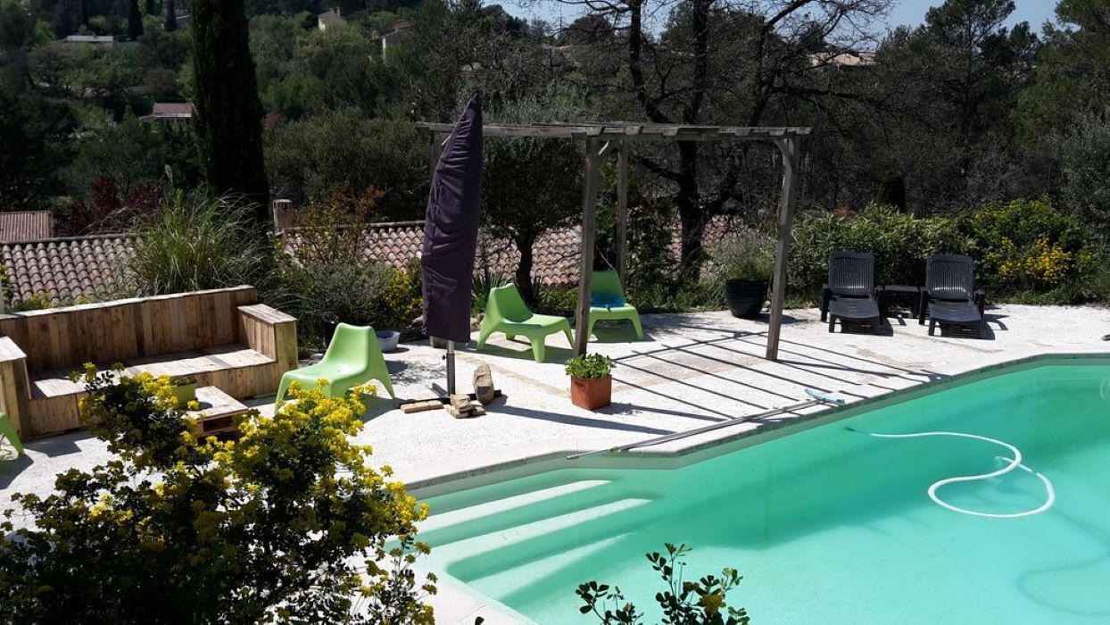 Piscine avec transats
