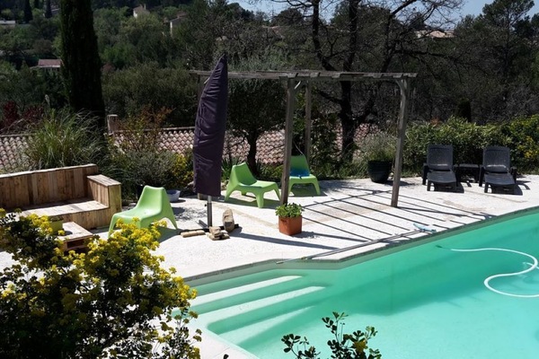 Piscine avec transats