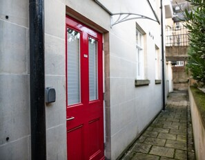 Property entrance - Kings Road Apartment 2 (Reading)