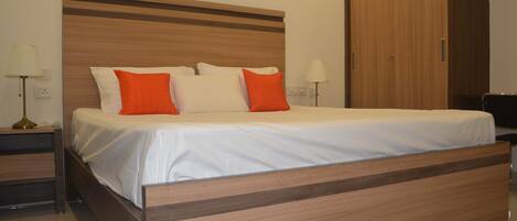 2 habitaciones, tabla de planchar con plancha, wifi y ropa de cama