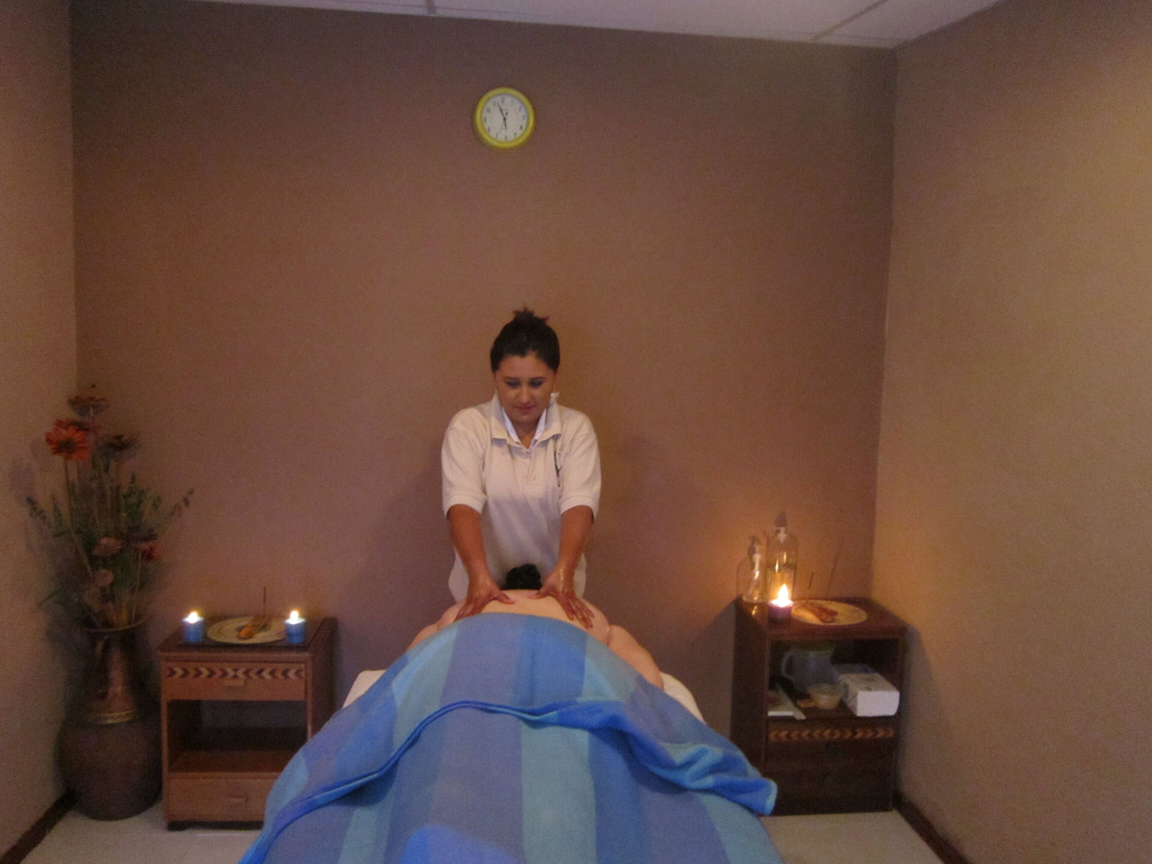 ホットストーンマッサージ、ディープティシュー マッサージ、マッサージ