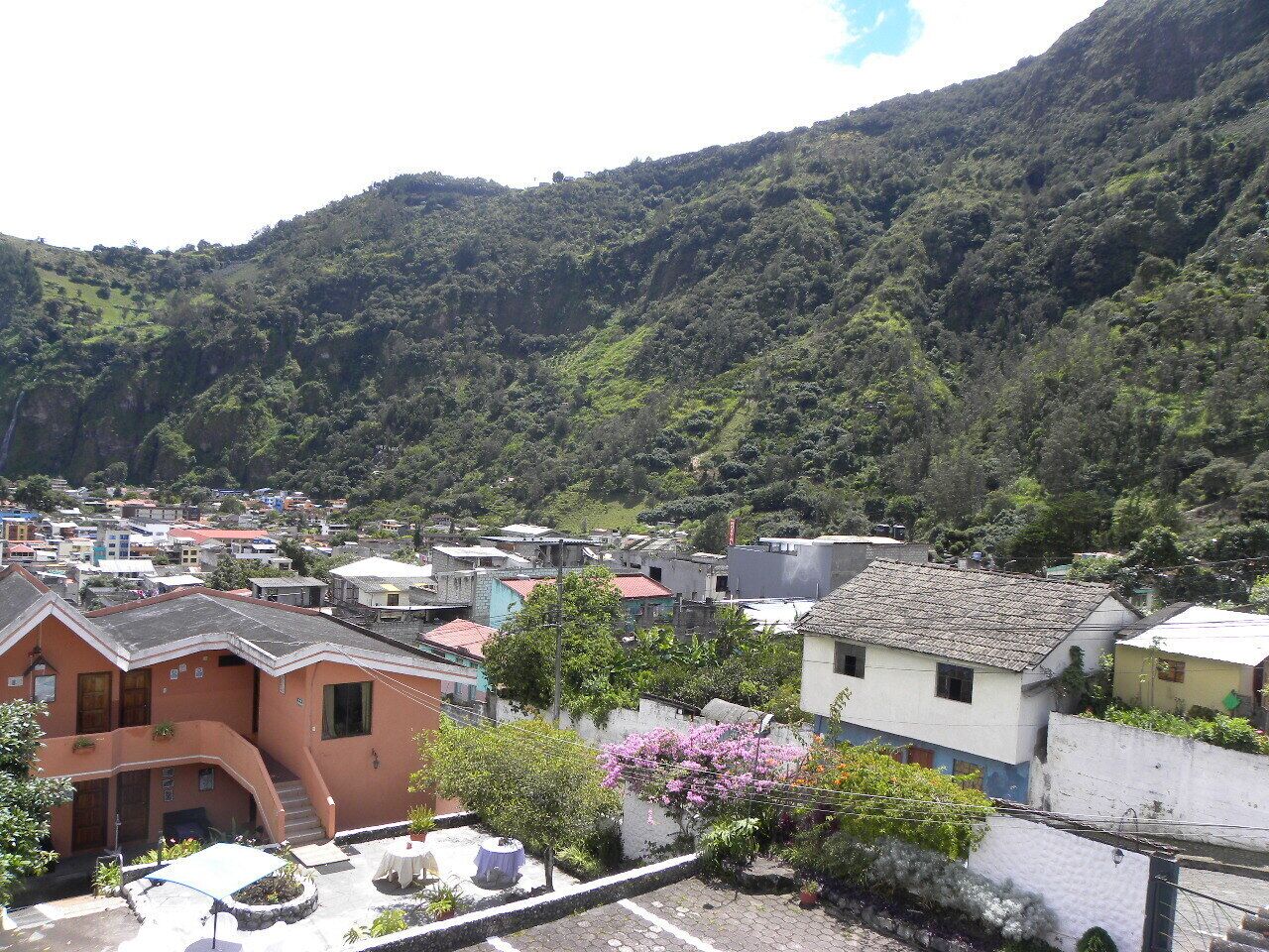 family room, accessible, city view | mountain view