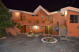 Fachada de la propiedad por la tarde o noche