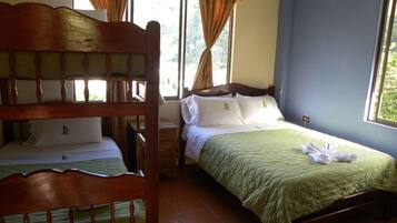 Quarto quádruplo básico, banheiro privativo, vista para a cidade | 1 quarto, roupas de cama premium, edredons de pluma