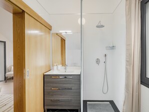 Douche, articles de toilette gratuits, sĂšche-cheveux