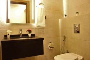 Un baño con lavabo, inodoro y ducha.