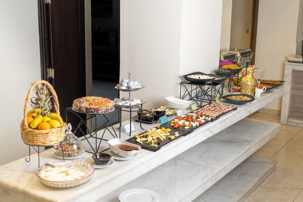 Desayuno continental diario (JOD 7 por persona)