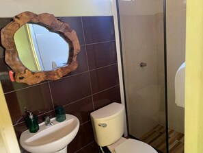 Căn hộ Tiêu chuẩn | Phòng tắm | Buồng tắm vòi sen, khăn tắm, xà phòng, giấy vệ sinh