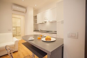 Deluxe-Apartment, 1 Schlafzimmer | Essbereich im Zimmer