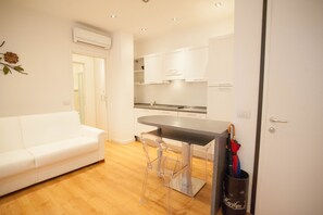 Deluxe-Apartment, 1 Schlafzimmer | Wohnbereich | Flachbildfernseher