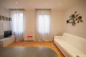 Deluxe-Apartment, 1 Schlafzimmer | Wohnzimmer | Flachbildfernseher