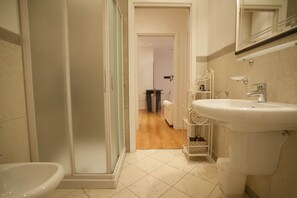 Deluxe Apartment, 1 Bedroom | Bathroom | Shower, rainfall showerhead, hair dryer, bidet - Arena by side (Verona)