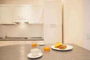 Deluxe Apartment, 1 Bedroom | In-room dining - Arena by side (Verona)