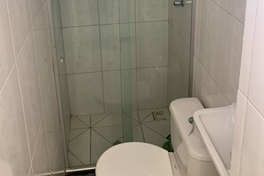 Kostenlose Toilettenartikel, Handtücher, Seife, Shampoo