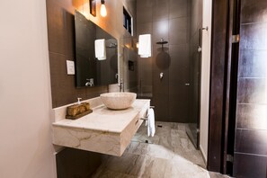 Habitación Deluxe, 1 cama de matrimonio grande, frigorífico, vistas a la piscina | Ducha del cuarto de baño