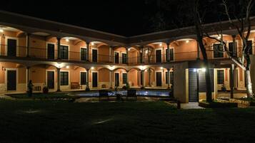 Alberca al aire libre, acceso de 08:00 a 20:00, y camastros