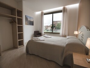 Apartment, 2 Schlafzimmer (Primavera) | Schallisolierte Zimmer, Bügeleisen/Bügelbrett, kostenloses WLAN