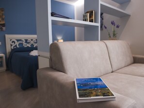 Studio, elveutsikt (Estate) | Oppholdsrom | Flatskjerm-TV