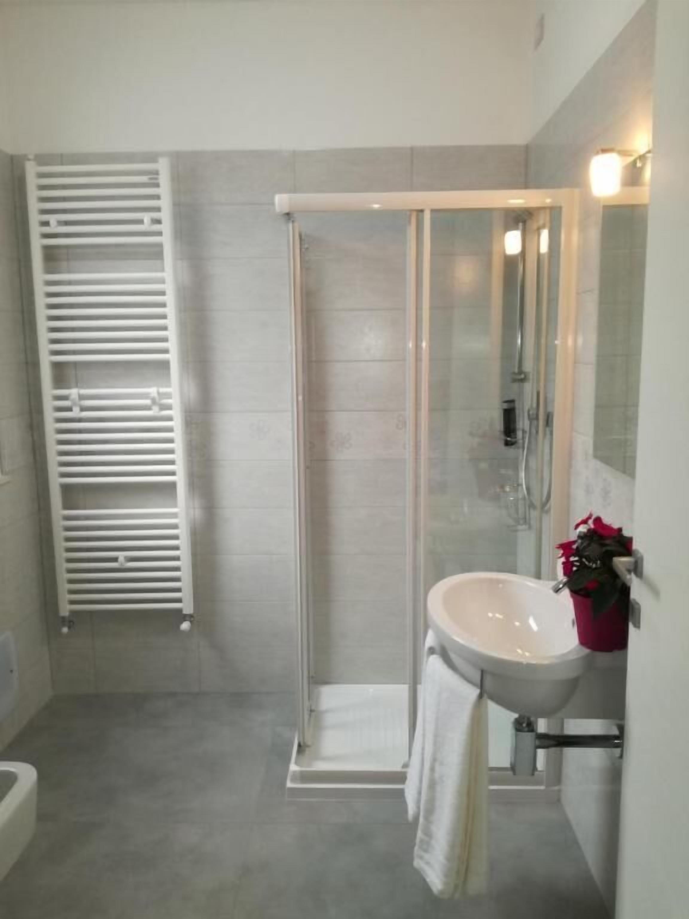 Dusche, Regendusche, Haartrockner, Bademäntel