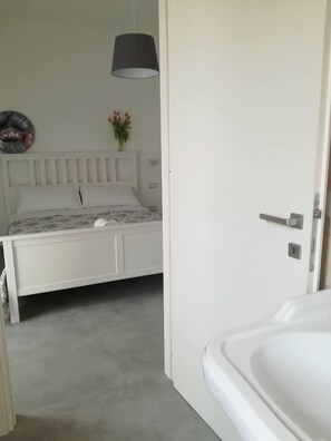 Habitación Confort doble | Ropa de cama de alta calidad, edredones de plumas, minibar