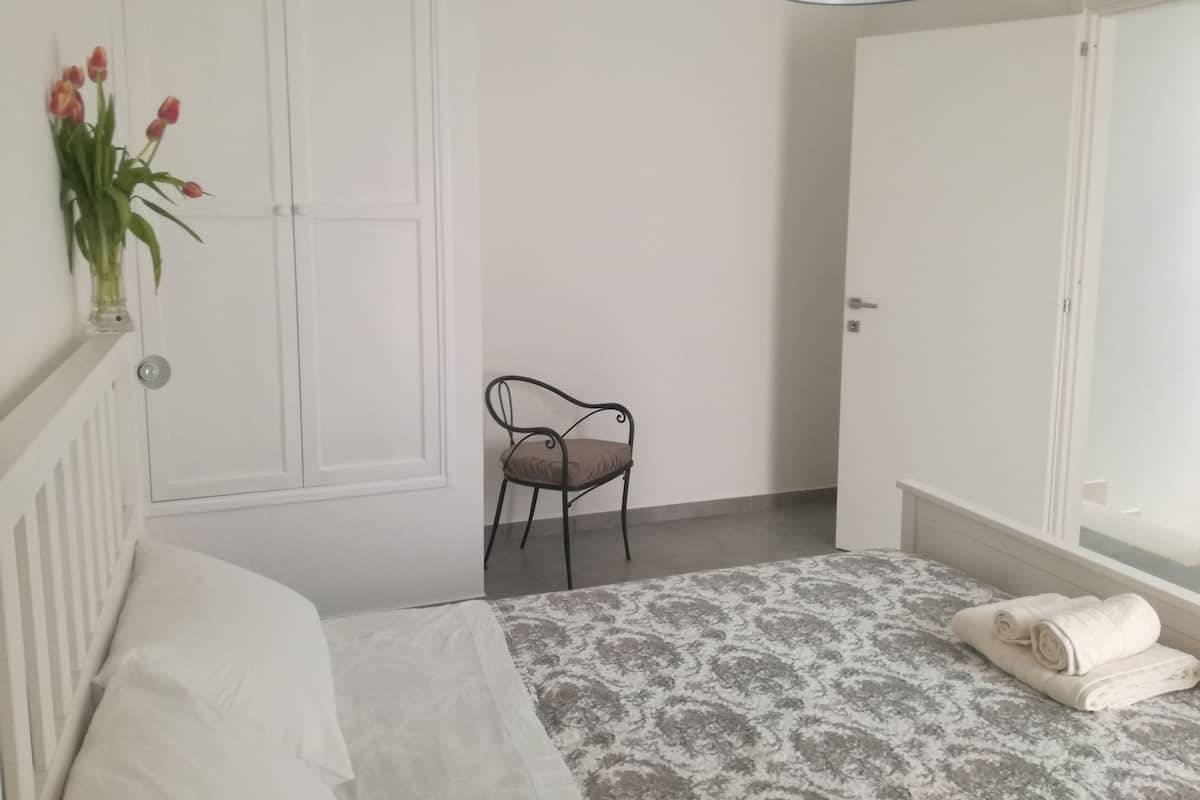 Comfort tweepersoonskamer | Luxe beddengoed, donsdekens, een minibar, verduisterende gordijnen