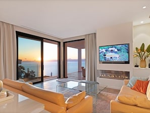 TV, fireplace - Villa Son Marés (Badia Blava)