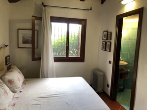 2 slaapkamers, een strijkplank/strijkijzer, gratis wifi, beddengoed