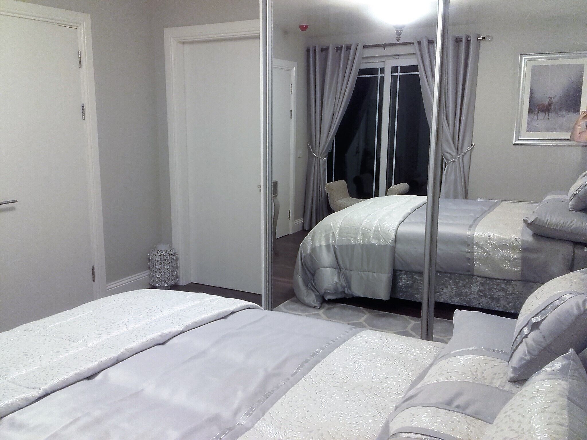 1 dormitorio, sistema de insonorización, tabla de planchar con plancha