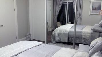 1 dormitorio, sistema de insonorización, tabla de planchar con plancha