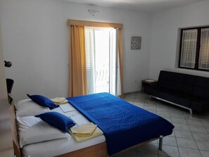 Apartamento econômico | Escrivaninha, Wi-Fi de cortesia
