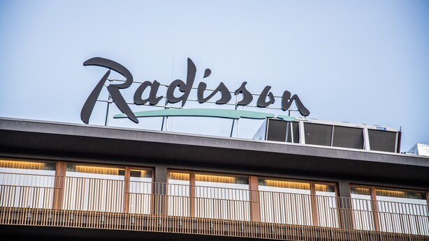 A building with a large sign that reads "Radisson." - Radisson Hotel Szklarska Poręba (Szklarska Poreba)