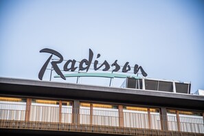 A building with a large sign that reads "Radisson." - Radisson Hotel Szklarska Poręba (Szklarska Poreba)