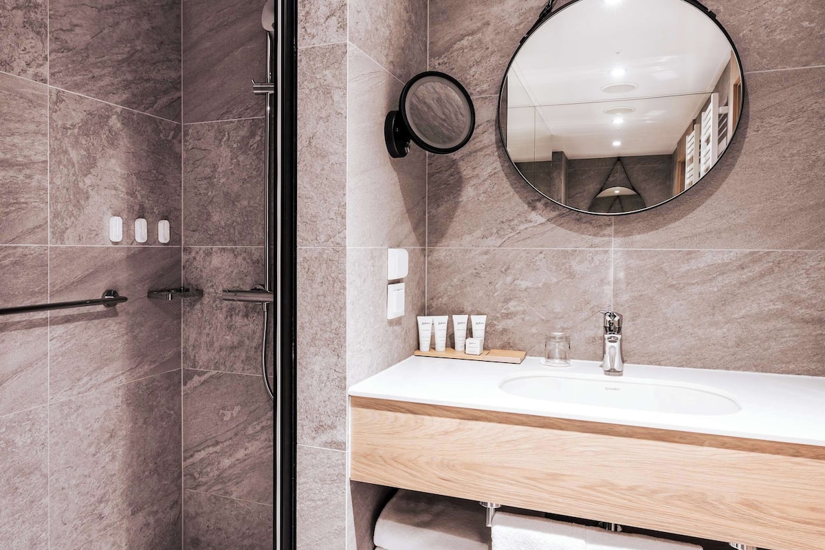 shower, free toiletries, hair dryer, towels