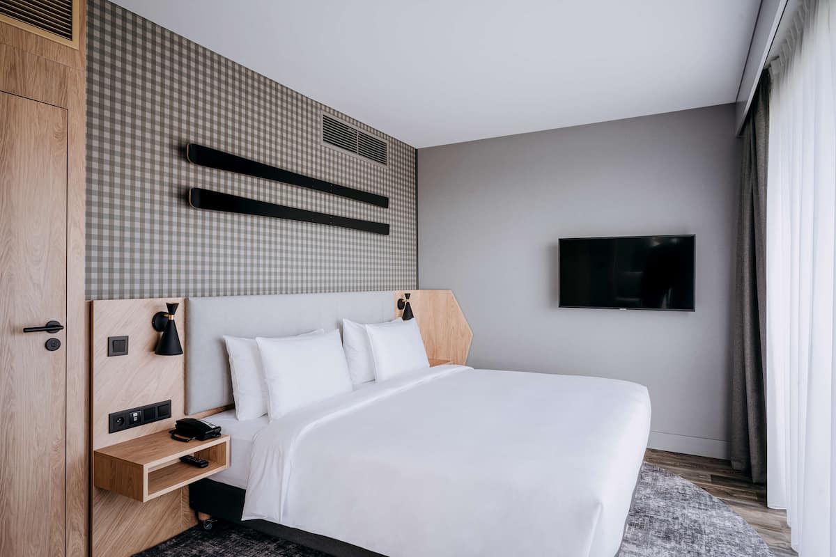Hypo-allergenic bedding, minibar, in-room safe, desk