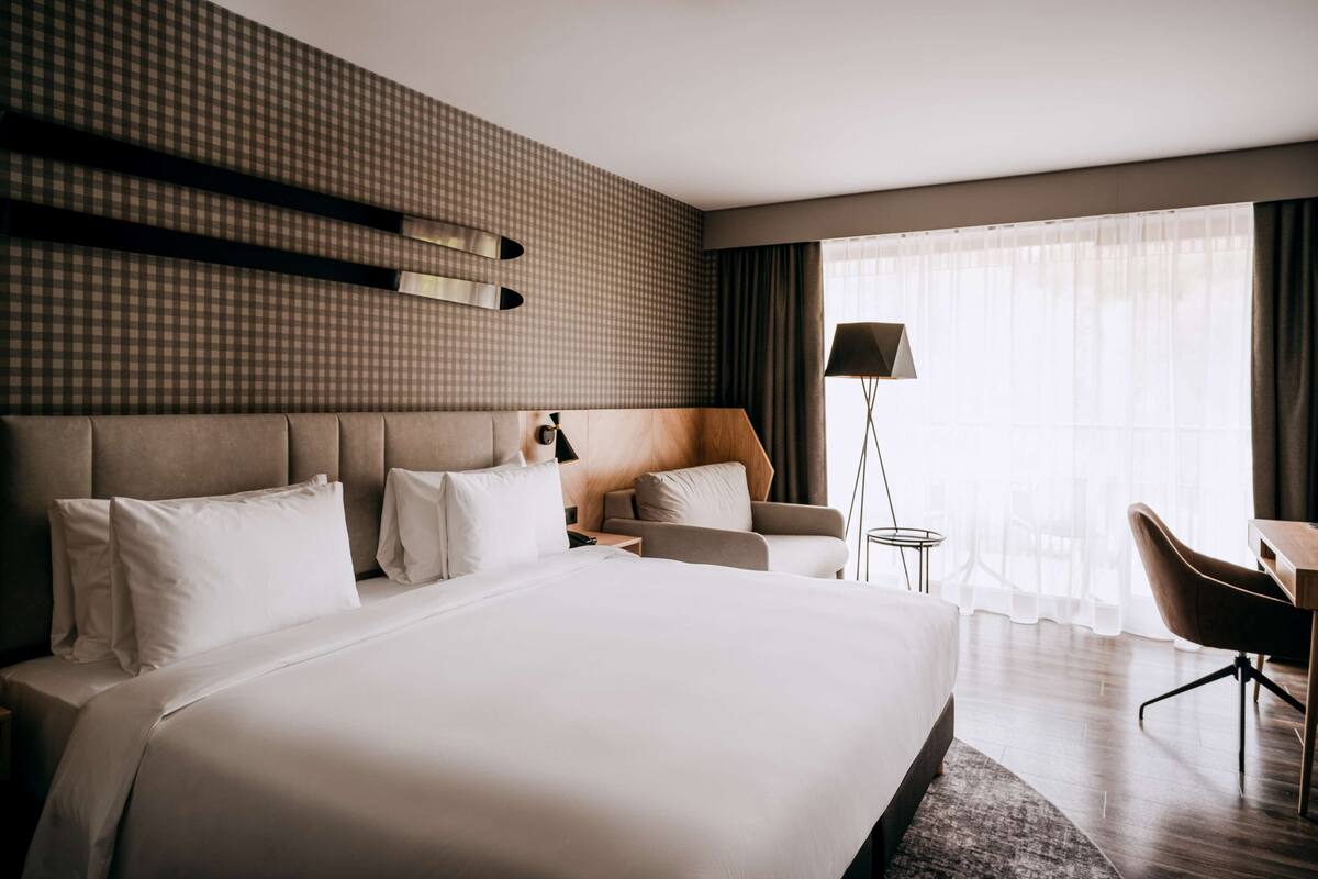 Hypo-allergenic bedding, minibar, in-room safe, desk