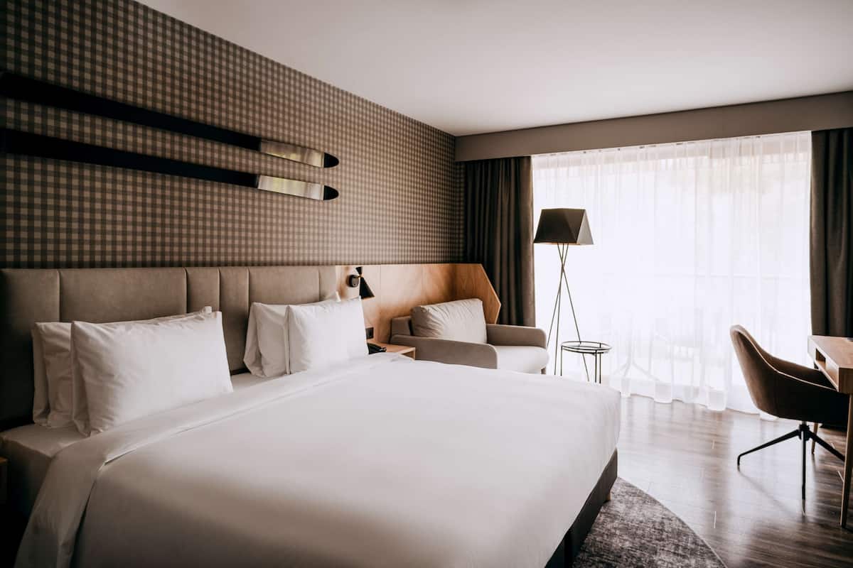 1 bedroom, hypo-allergenic bedding, minibar, in-room safe