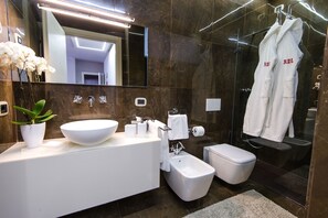Family Apartment, 1 Bedroom | Bathroom | Shower, rainfall showerhead, hair dryer, bidet - Arena di Verona Apartments (Verona)