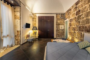 Luxury Studio Suite, Jetted Tub | Premium bedding, memory-foam beds, minibar, soundproofing - Garibaldi Maison de Charme (Avola)