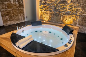 Studio Suite Mewah, jet tub | Bathtub spa pribadi