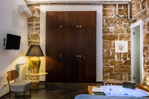 Studio Suite Mewah, jet tub | Fasilitas kamar