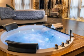 Luxury Studio Suite, Jetted Tub | Private spa tub - Garibaldi Maison de Charme (Avola)