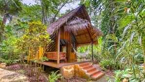 Bungalow Klasik, Beberapa Tempat Tidur, pemandangan kebun (1 Queen Bed, 3 Twin Beds) | 1 kamar tidur, brankas, Wi-Fi gratis, dan seprai linen
