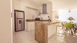 Bộ đồ giường cao cấp, chăn bông, két bảo mật tại phòng 